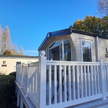 Family Breaks At Rockley Park With Prosecco And A Box Of Chocolates On Arrival Villa Poole Luaran gambar