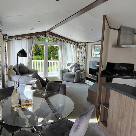 Family Breaks At Rockley Park With Prosecco And A Box Of Chocolates On Arrival Villa Poole Luaran gambar
