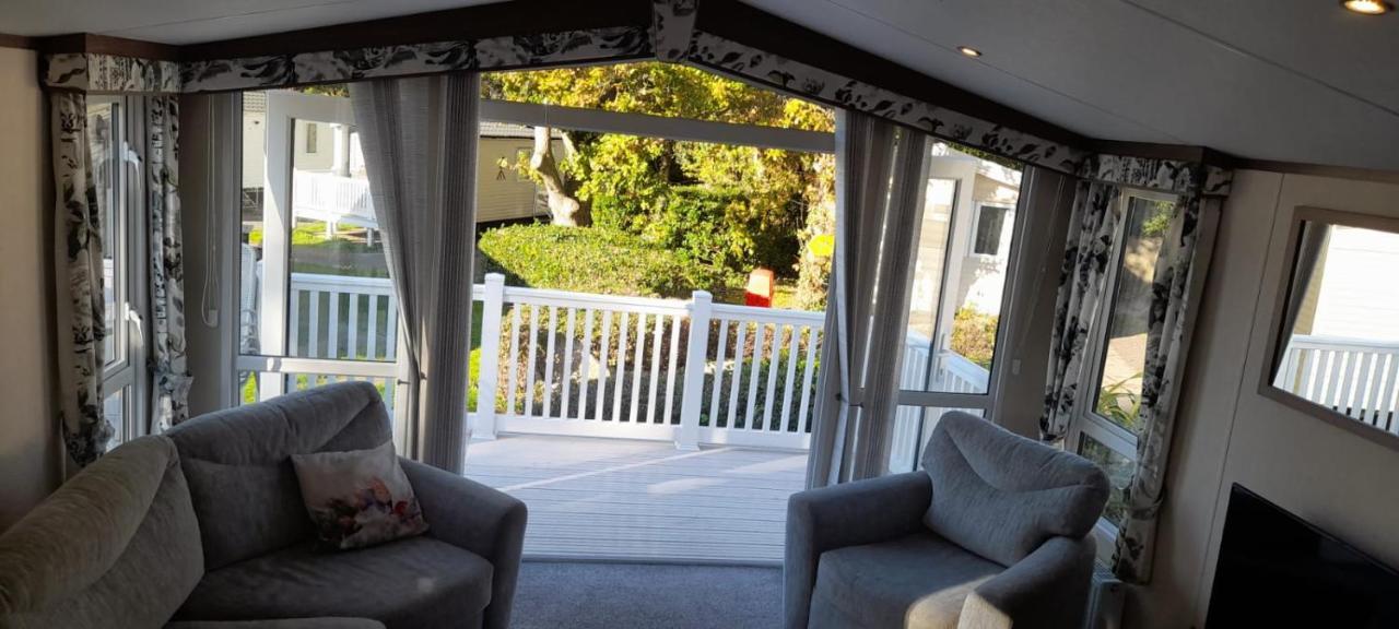 Family Breaks At Rockley Park With Prosecco And A Box Of Chocolates On Arrival Villa Poole Luaran gambar