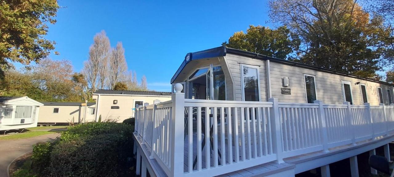 Family Breaks At Rockley Park With Prosecco And A Box Of Chocolates On Arrival Villa Poole Luaran gambar