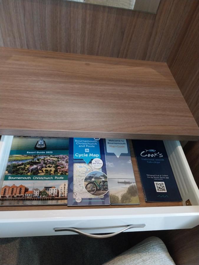 Family Breaks At Rockley Park With Prosecco And A Box Of Chocolates On Arrival Villa Poole Luaran gambar