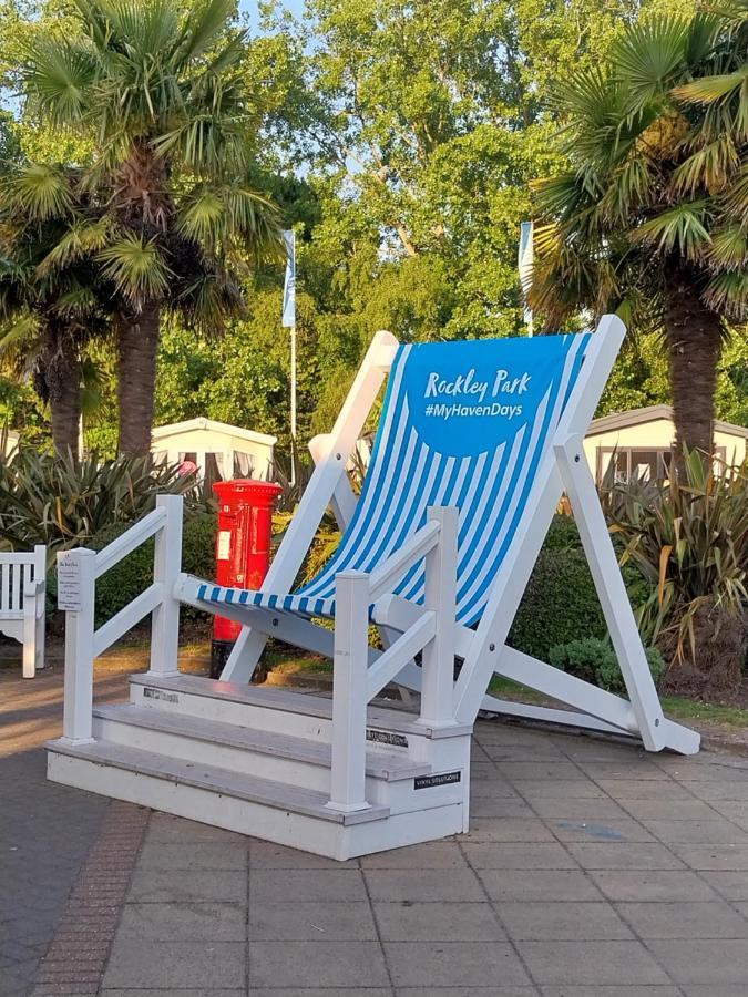 Family Breaks At Rockley Park With Prosecco And A Box Of Chocolates On Arrival Villa Poole Luaran gambar