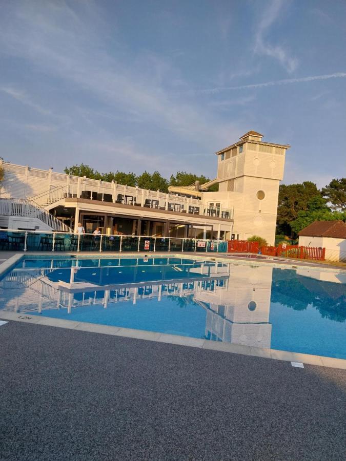 Family Breaks At Rockley Park With Prosecco And A Box Of Chocolates On Arrival Villa Poole Luaran gambar