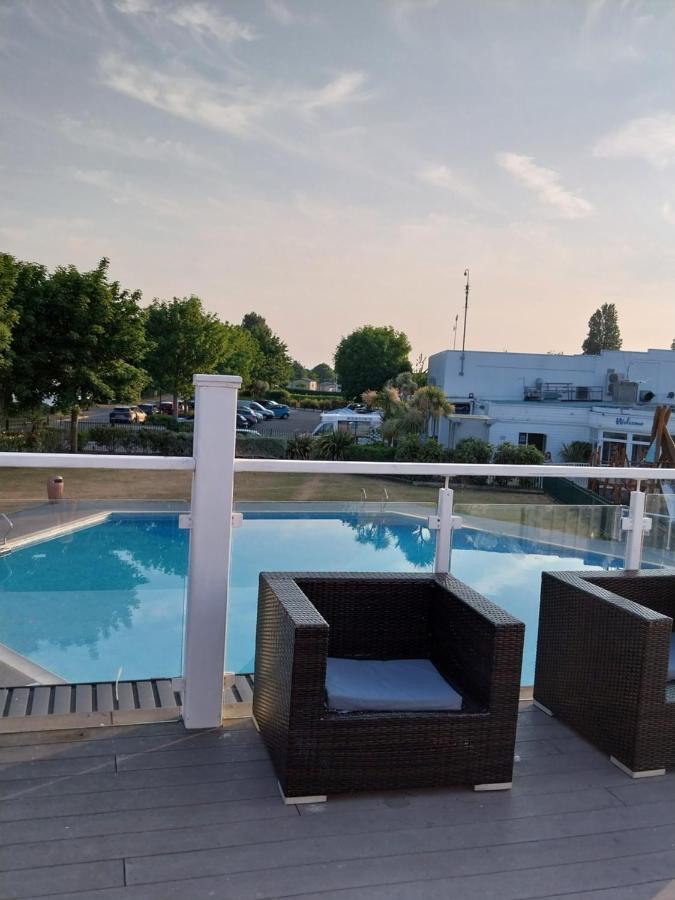Family Breaks At Rockley Park With Prosecco And A Box Of Chocolates On Arrival Villa Poole Luaran gambar